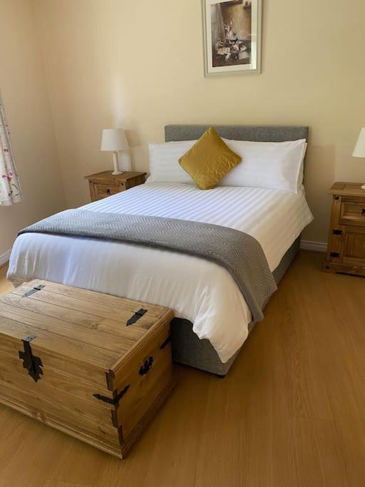 Apartment Glengesh Court. Town Centre. *